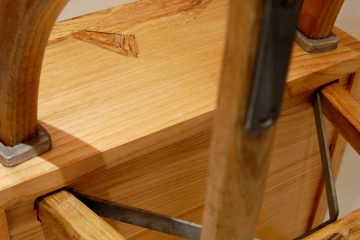 En chêne ou en châtaignier la luge mon atelier bois de jouvence situé entre Chambéry et Annecy transforme sur mesure selon vos usages cet objet en table de chevet, bout de canapé, porte revue ou petit meuble d'appoint